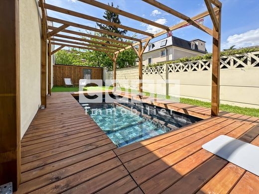 Luxus-Haus in Bois-Colombes, Hauts-de-Seine