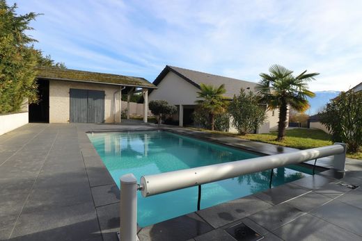 Lüks ev Charnècles, Isère