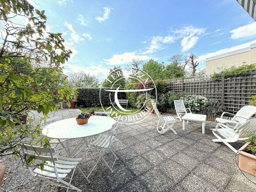 La Celle-Saint-Cloud, Yvelinesのアパートメント