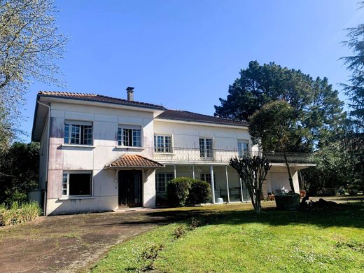 Luxus-Haus in Créon, Gironde