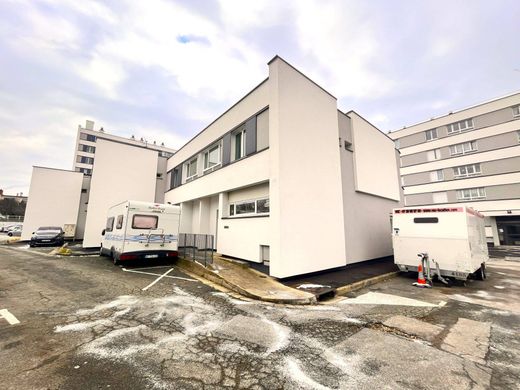 ‏בניין ב  Les Clayes-sous-Bois, Yvelines