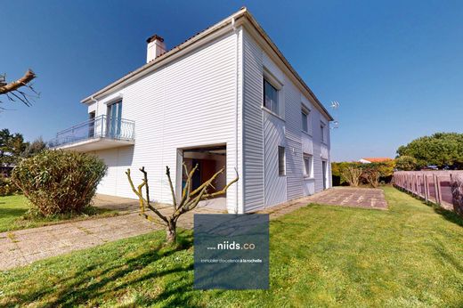 Luxury home in Angoulins, Charente-Maritime