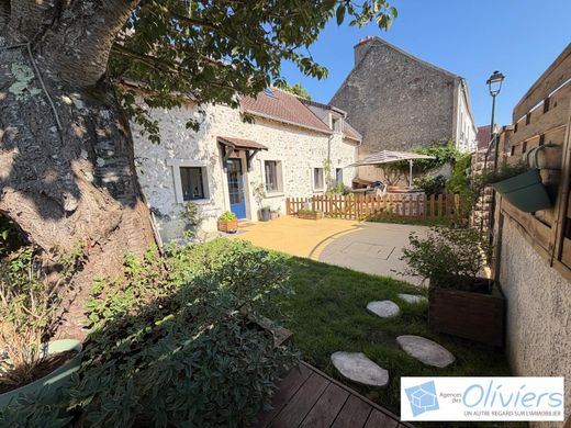 Luxury home in Montigny-le-Bretonneux, Yvelines