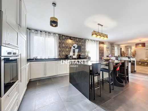 Πολυτελή κατοικία σε Grisy-Suisnes, Seine-et-Marne