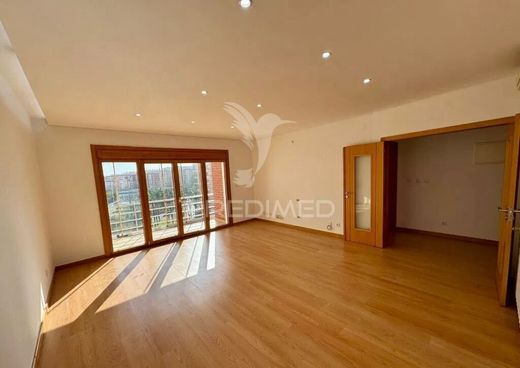 Apartment / Etagenwohnung in Odivelas, Lissabon