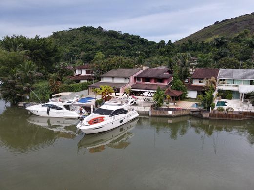 Complexes résidentiels à Angra dos Reis, Rio de Janeiro