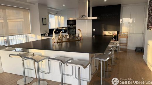 Apartment in Puteaux, Hauts-de-Seine