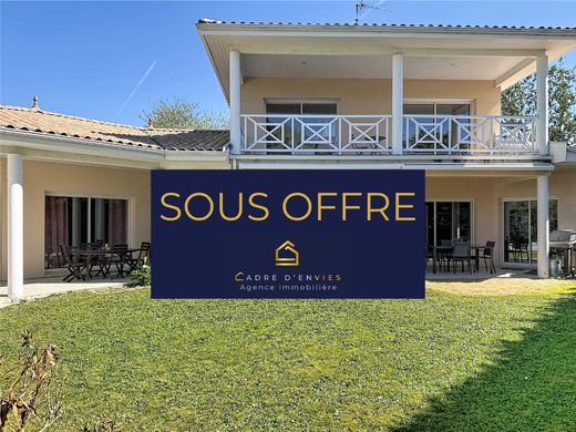 Luxury home in Saint-Aubin-de-Médoc, Gironde