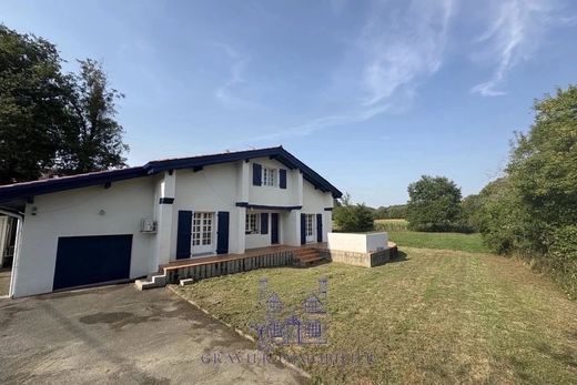 Urcuit, Pyrénées-Atlantiquesの高級住宅