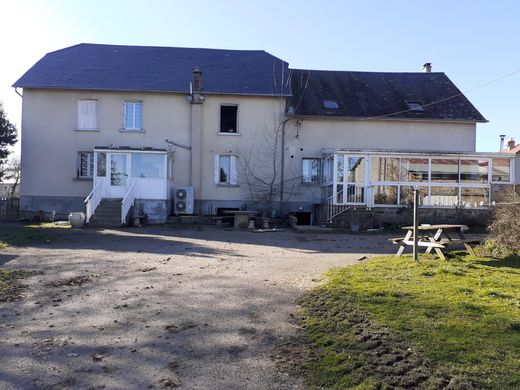 Πολυτελή κατοικία σε Saint-Priest-Ligoure, Haute-Vienne