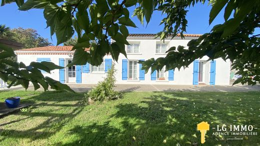 Luxe woning in Épargnes, Charente-Maritime