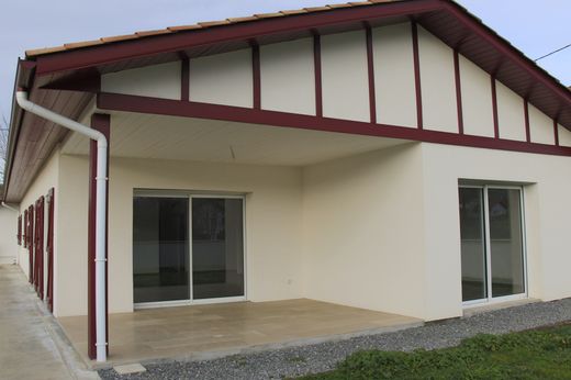Villa in Saint-Jean-le-Vieux, Pyrénées-Atlantiques
