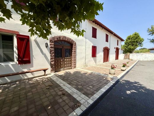 Casa di lusso a Saint-Palais, Pirenei atlantici