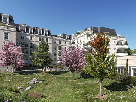 Apartment / Etagenwohnung in Le Plessis-Robinson, Hauts-de-Seine