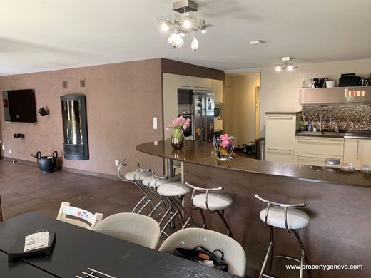 Casa de lujo en Saint-Genis-Pouilly, Ain