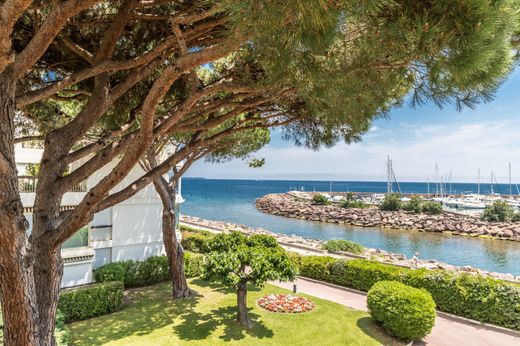 Apartment / Etagenwohnung in Mandelieu-la-Napoule, Alpes-Maritimes