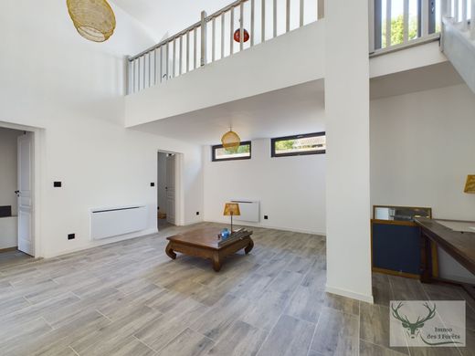 Luxury home in Mont-l'Évêque, Oise