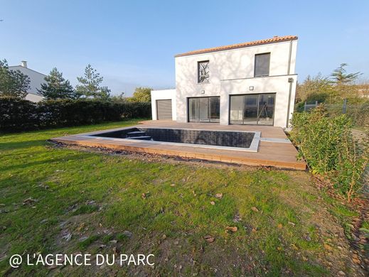 Luxury home in Breuillet, Charente-Maritime