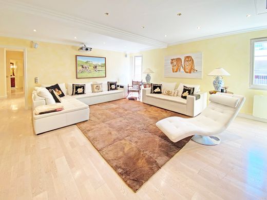 Apartment / Etagenwohnung in Saint-Tropez, Var