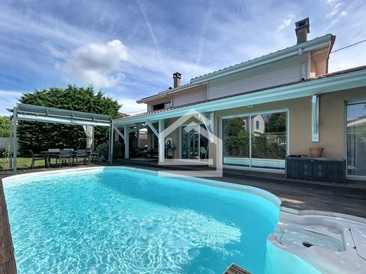 Luxury home in Mérignac, Gironde