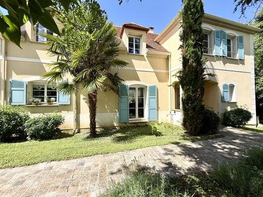 Luxury home in Maule, Yvelines