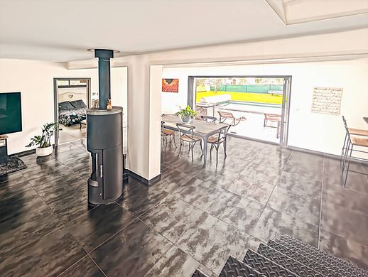 Villa in Ludon-Médoc, Gironde