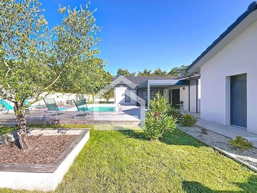 Элитный дом, Le Pian-Médoc, Gironde