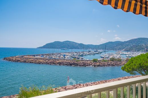 Apartment / Etagenwohnung in Mandelieu-la-Napoule, Alpes-Maritimes