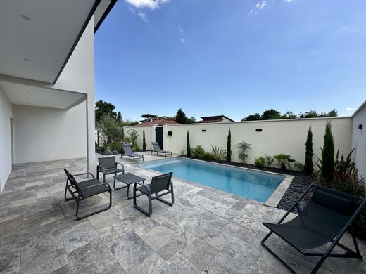Luxury home in Décines-Charpieu, Rhône