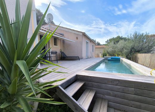 Villa in Saint-Quentin-la-Poterie, Gard