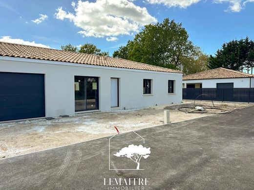 Luxury home in Les Mathes, Charente-Maritime