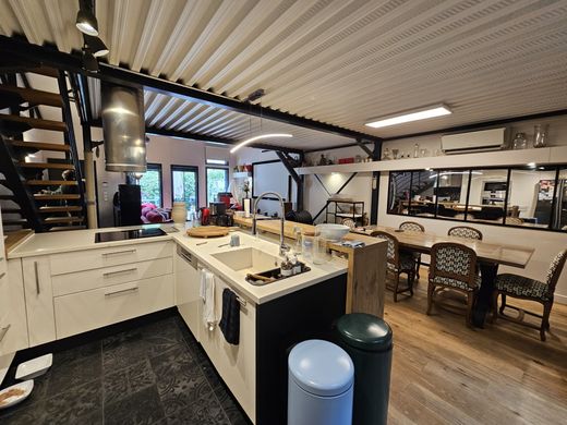 Luxury home in Mérignac, Gironde