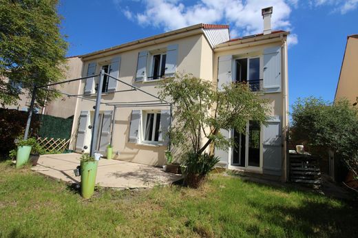 Luxury home in Plaisir, Yvelines