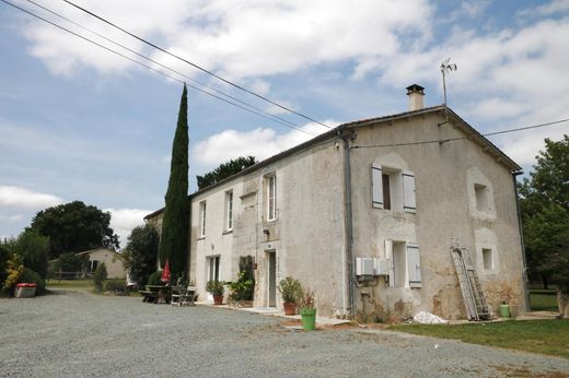 Saint-Savinien, Charente-Maritimeの高級住宅