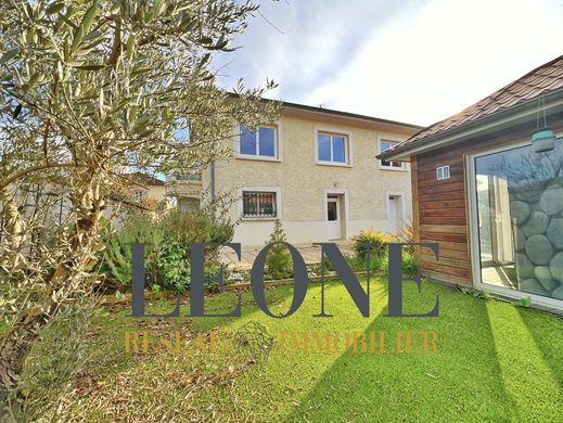 Luxury home in Toussieu, Rhône