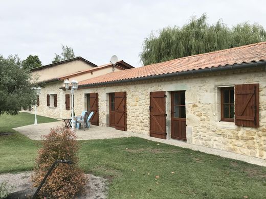 Rural or Farmhouse in Gaillan-en-Médoc, Gironde