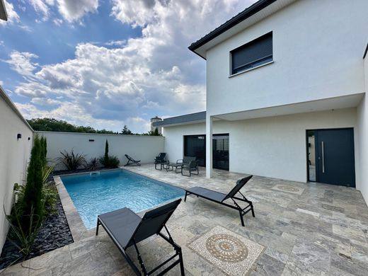 Luxury home in Décines-Charpieu, Rhône