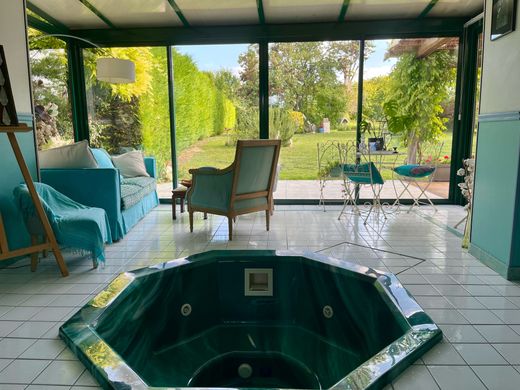 Rural or Farmhouse in Le Clos Montholon, Hauts-de-Seine