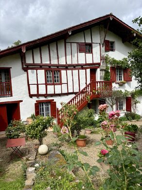 Maison de luxe à Cambo-les-Bains, Pyrénées-Atlantiques