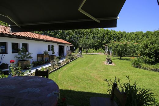 호화 저택 / Espelette, Pyrénées-Atlantiques