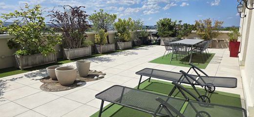 Apartment / Etagenwohnung in Reims, Marne