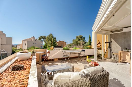 Apartment / Etagenwohnung in Carqueiranne, Var