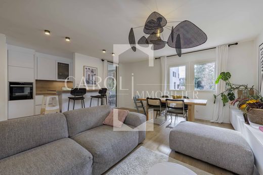 Apartment / Etagenwohnung in Annecy, Haute-Savoie