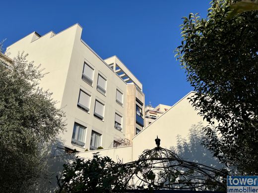 Apartment / Etagenwohnung in Courbevoie, Hauts-de-Seine