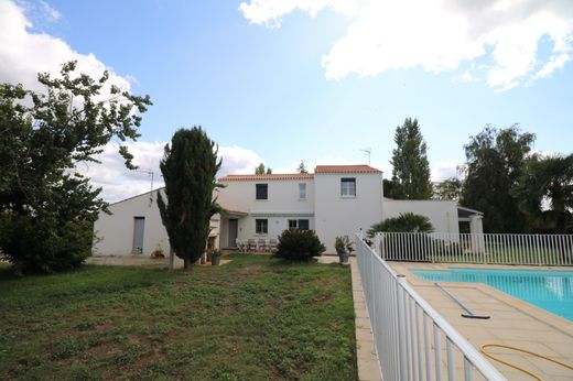 Luxe woning in Saint-Vaize, Charente-Maritime
