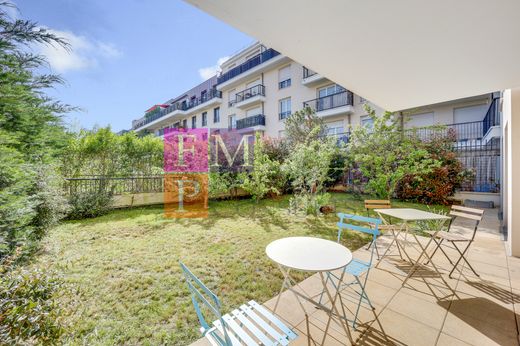 Apartment / Etagenwohnung in Montrouge, Hauts-de-Seine