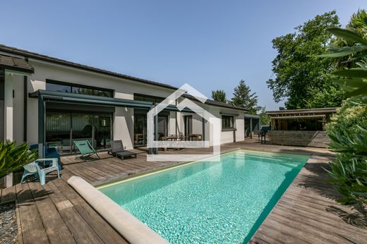 Luxury home in Saint-Aubin-de-Médoc, Gironde