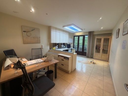 Квартира, Montmartre, Abbesses, Grandes-Carrières, Paris