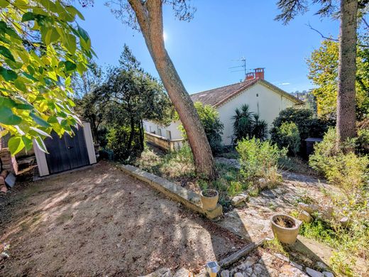 ‏בתי יוקרה ב  נים, Gard