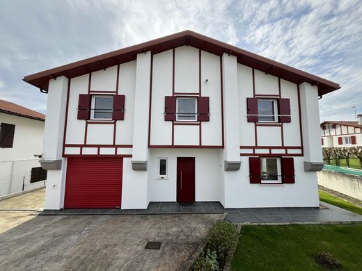 Luxe woning in Briscous, Pyrénées-Atlantiques